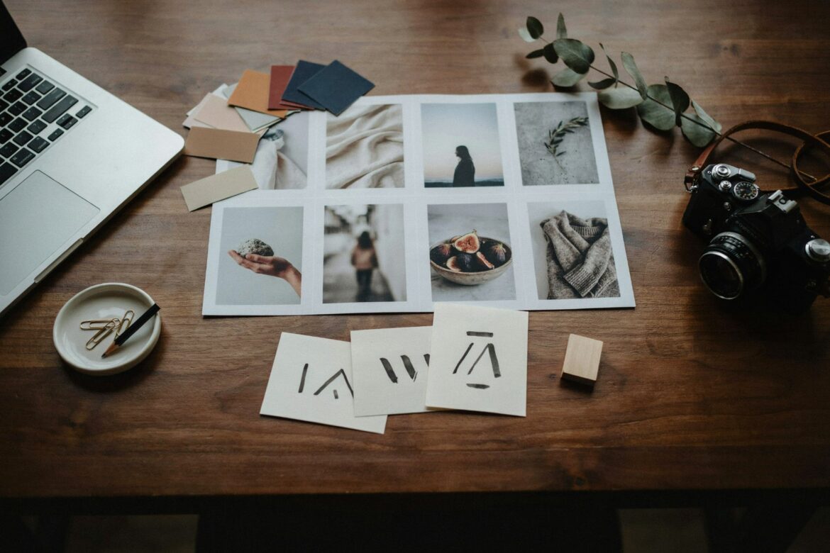 Moodboard mit Fotos, Farbmustern und Schriftproben neben Kamera und Laptop