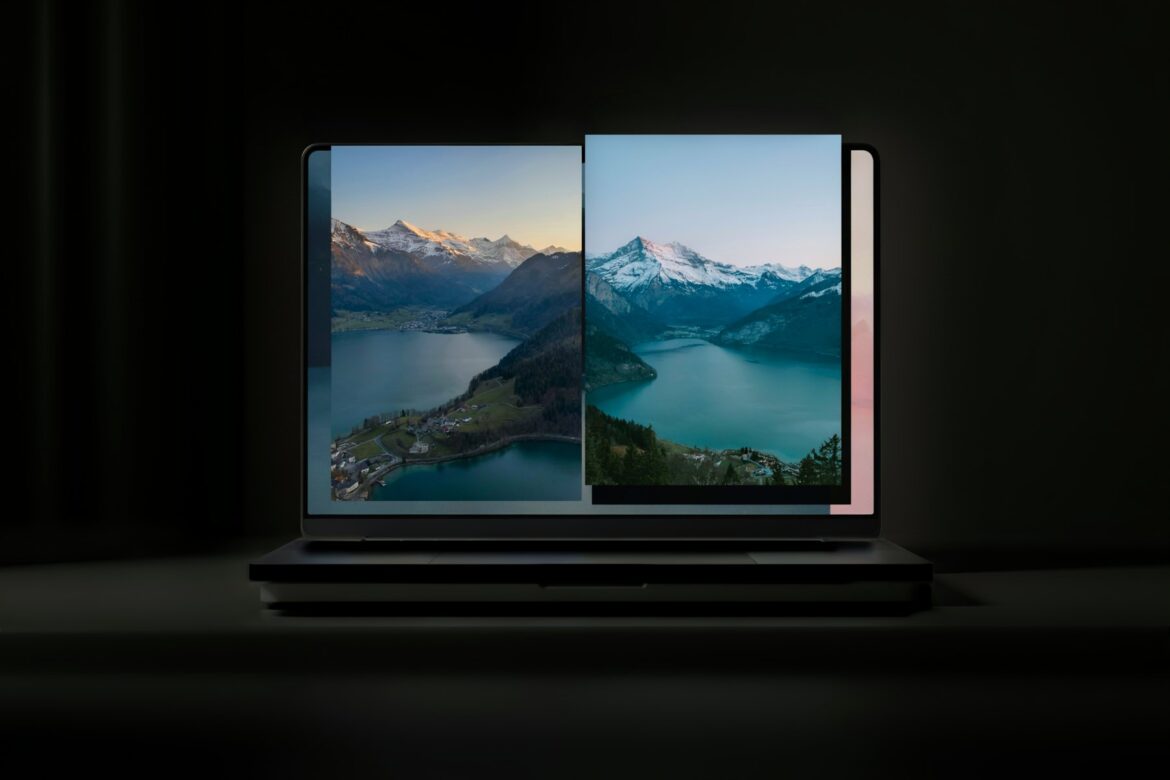 Laptop zeigt dasselbe Seefoto in verschiedenen Farblooks nebeneinander